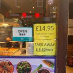 Ng Siu-Hin Instagram - ⭐️呀德食評⭐️「英國🇬🇧兩餸飯放題」 有留意我動向的朋友都知道， 我因為電影節的原故，在英國待了三四天。 在英國吃了三天的牛扒後，我已經開始想念香港的食物了。 正當我在盤算應該在唐人街進食10英鎊的乾炒牛河，還是接近20英鎊的蘭州拉麵時，我看到了這個。 「香港樓Hong Kong Buffet」 這個時候我知道，美食勇者呀德aka牙軒要出動了！ 黑椒牛肉，辣豆瓣醬炒雞，豉椒牛肉，蘑菇炒雞肉，炸魷魚圈，甜酸咕嚕雞，沙嗲雞，香辣椒鹽蝦，炸雞排，酥炸雞翼，京都排骨，炸春卷，薯餅，西蘭花，椒鹽薯仔，炸薯條，豉油王炒麵，楊州炒飯，薯圈，不知為何有兩盤薯片。 這就是香港Buffet的全部餐單！除了薯片和幾樣炸物之外，活脫脫就是一個頹飯放題！！ 先說價錢，大門口寫着14.95英鎊，最後收費連稅16.45英鎊，不包括飲料，飲料收費大概2英鎊一罐汽水。 一進門我已經發現，除了員工皆是華人面孔以外，所有客人都是外國人。 「要進來嗎？」 當員工對我說普通話時，我覺得也沒有什麼大問題，雖然香港是講廣東話，但是在外國說普通話的客人數量，必然是比廣東話多的。 因此香港樓在英國以普通話服務華人客人是無可厚非的。 「一位！」 但作為香港人，我當然要以母語廣東話回敬他。 「一位，哦。」 他也聽懂了。 我在上面寫了很多，終於來到核心的食評部份。 但大家留意，食評部份會 很短！！！ 我吃完了兩大碗的份量，希望作一個詳細的食評，基本上除了薯片和薯餅之外，我都試過了。 但他們的食物 太正常了！！ 牛肉很正常，雞肉很正常，咕嚕肉很正常！ 魷魚圈有一點不夠脆，但不算過分。 豉油王炒麵，用類似伊麵的面底有點奇怪，但味道尚可。 楊州炒飯不算沒有鑊氣，但也不算很有鑊氣，就是正正常常茶餐廳水準！ 我吃得最多的是香辣椒鹽蝦，不算香也不辣，但是肉質不錯，很正常！！ 正常得就像香港兩餸飯的水準！！！ 在我進食時，有一個看似老闆娘的人回到餐廳， 從她的普通話口音，我發現他的母語應該不是普通話，因此在最後我和她有了以下對話。 👶🏻「老闆娘，你係咪香港人呀？」 👩🏻「香港人？而家少香港人嚟呀。」 👶🏻「咁你呢？你係咪香港人？」 👩🏻「我廣州嘅。」 👶🏻「咁呢度老闆係咪香港人？」 👩🏻「係呀係呀⋯」 到最後我也沒能在香港樓中，遇到同鄉。 說實話，$160左右的價錢，在倫敦中心的餐館中，並不算貴。隨隨便便一份牛扒也要$2-300。 幫我把圖片給同行的英國朋友看時，他們也確認我已經把$160吃回本了。 如果已經移民英國的朋友，想念香港，想去嘗試一番的話，我覺得也是可以的。 你也許不會見到香港人，我也不確定那裏的老闆是不是香港人。 但是那個味道，的確是正正宗宗的香港頹飯。 P.S.最後一張圖，是我敗給了倫敦的天氣，面對突如其來的驟雨，從唐人街敗走回酒店的照片。