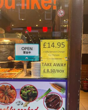 Ng Siu-Hin Instagram - ⭐️呀德食評⭐️「英國🇬🇧兩餸飯放題」

有留意我動向的朋友都知道，
我因為電影節的原故，在英國待了三四天。

在英國吃了三天的牛扒後，我已經開始想念香港的食物了。

正當我在盤算應該在唐人街進食10英鎊的乾炒牛河，還是接近20英鎊的蘭州拉麵時，我看到了這個。

「香港樓Hong Kong Buffet」

這個時候我知道，美食勇者呀德aka牙軒要出動了！

黑椒牛肉，辣豆瓣醬炒雞，豉椒牛肉，蘑菇炒雞肉，炸魷魚圈，甜酸咕嚕雞，沙嗲雞，香辣椒鹽蝦，炸雞排，酥炸雞翼，京都排骨，炸春卷，薯餅，西蘭花，椒鹽薯仔，炸薯條，豉油王炒麵，楊州炒飯，薯圈，不知為何有兩盤薯片。

這就是香港Buffet的全部餐單！除了薯片和幾樣炸物之外，活脫脫就是一個頹飯放題！！

先說價錢，大門口寫着14.95英鎊，最後收費連稅16.45英鎊，不包括飲料，飲料收費大概2英鎊一罐汽水。

一進門我已經發現，除了員工皆是華人面孔以外，所有客人都是外國人。

「要進來嗎？」

當員工對我說普通話時，我覺得也沒有什麼大問題，雖然香港是講廣東話，但是在外國說普通話的客人數量，必然是比廣東話多的。
因此香港樓在英國以普通話服務華人客人是無可厚非的。

「一位！」

但作為香港人，我當然要以母語廣東話回敬他。

「一位，哦。」

他也聽懂了。

我在上面寫了很多，終於來到核心的食評部份。
但大家留意，食評部份會 很短！！！

我吃完了兩大碗的份量，希望作一個詳細的食評，基本上除了薯片和薯餅之外，我都試過了。

但他們的食物 太正常了！！
牛肉很正常，雞肉很正常，咕嚕肉很正常！
魷魚圈有一點不夠脆，但不算過分。
豉油王炒麵，用類似伊麵的面底有點奇怪，但味道尚可。
楊州炒飯不算沒有鑊氣，但也不算很有鑊氣，就是正正常常茶餐廳水準！
我吃得最多的是香辣椒鹽蝦，不算香也不辣，但是肉質不錯，很正常！！

正常得就像香港兩餸飯的水準！！！

在我進食時，有一個看似老闆娘的人回到餐廳，
從她的普通話口音，我發現他的母語應該不是普通話，因此在最後我和她有了以下對話。

👶🏻「老闆娘，你係咪香港人呀？」
👩🏻「香港人？而家少香港人嚟呀。」
👶🏻「咁你呢？你係咪香港人？」
👩🏻「我廣州嘅。」
👶🏻「咁呢度老闆係咪香港人？」
👩🏻「係呀係呀⋯」

到最後我也沒能在香港樓中，遇到同鄉。

說實話，$160左右的價錢，在倫敦中心的餐館中，並不算貴。隨隨便便一份牛扒也要$2-300。
幫我把圖片給同行的英國朋友看時，他們也確認我已經把$160吃回本了。

如果已經移民英國的朋友，想念香港，想去嘗試一番的話，我覺得也是可以的。
你也許不會見到香港人，我也不確定那裏的老闆是不是香港人。
但是那個味道，的確是正正宗宗的香港頹飯。

P.S.最後一張圖，是我敗給了倫敦的天氣，面對突如其來的驟雨，從唐人街敗走回酒店的照片。