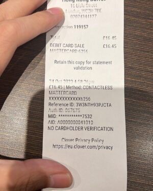 Ng Siu-Hin Instagram - ⭐️呀德食評⭐️「英國🇬🇧兩餸飯放題」

有留意我動向的朋友都知道，
我因為電影節的原故，在英國待了三四天。

在英國吃了三天的牛扒後，我已經開始想念香港的食物了。

正當我在盤算應該在唐人街進食10英鎊的乾炒牛河，還是接近20英鎊的蘭州拉麵時，我看到了這個。

「香港樓Hong Kong Buffet」

這個時候我知道，美食勇者呀德aka牙軒要出動了！

黑椒牛肉，辣豆瓣醬炒雞，豉椒牛肉，蘑菇炒雞肉，炸魷魚圈，甜酸咕嚕雞，沙嗲雞，香辣椒鹽蝦，炸雞排，酥炸雞翼，京都排骨，炸春卷，薯餅，西蘭花，椒鹽薯仔，炸薯條，豉油王炒麵，楊州炒飯，薯圈，不知為何有兩盤薯片。

這就是香港Buffet的全部餐單！除了薯片和幾樣炸物之外，活脫脫就是一個頹飯放題！！

先說價錢，大門口寫着14.95英鎊，最後收費連稅16.45英鎊，不包括飲料，飲料收費大概2英鎊一罐汽水。

一進門我已經發現，除了員工皆是華人面孔以外，所有客人都是外國人。

「要進來嗎？」

當員工對我說普通話時，我覺得也沒有什麼大問題，雖然香港是講廣東話，但是在外國說普通話的客人數量，必然是比廣東話多的。
因此香港樓在英國以普通話服務華人客人是無可厚非的。

「一位！」

但作為香港人，我當然要以母語廣東話回敬他。

「一位，哦。」

他也聽懂了。

我在上面寫了很多，終於來到核心的食評部份。
但大家留意，食評部份會 很短！！！

我吃完了兩大碗的份量，希望作一個詳細的食評，基本上除了薯片和薯餅之外，我都試過了。

但他們的食物 太正常了！！
牛肉很正常，雞肉很正常，咕嚕肉很正常！
魷魚圈有一點不夠脆，但不算過分。
豉油王炒麵，用類似伊麵的面底有點奇怪，但味道尚可。
楊州炒飯不算沒有鑊氣，但也不算很有鑊氣，就是正正常常茶餐廳水準！
我吃得最多的是香辣椒鹽蝦，不算香也不辣，但是肉質不錯，很正常！！

正常得就像香港兩餸飯的水準！！！

在我進食時，有一個看似老闆娘的人回到餐廳，
從她的普通話口音，我發現他的母語應該不是普通話，因此在最後我和她有了以下對話。

👶🏻「老闆娘，你係咪香港人呀？」
👩🏻「香港人？而家少香港人嚟呀。」
👶🏻「咁你呢？你係咪香港人？」
👩🏻「我廣州嘅。」
👶🏻「咁呢度老闆係咪香港人？」
👩🏻「係呀係呀⋯」

到最後我也沒能在香港樓中，遇到同鄉。

說實話，$160左右的價錢，在倫敦中心的餐館中，並不算貴。隨隨便便一份牛扒也要$2-300。
幫我把圖片給同行的英國朋友看時，他們也確認我已經把$160吃回本了。

如果已經移民英國的朋友，想念香港，想去嘗試一番的話，我覺得也是可以的。
你也許不會見到香港人，我也不確定那裏的老闆是不是香港人。
但是那個味道，的確是正正宗宗的香港頹飯。

P.S.最後一張圖，是我敗給了倫敦的天氣，面對突如其來的驟雨，從唐人街敗走回酒店的照片。