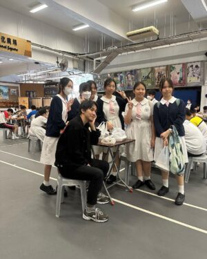 Ng Siu-Hin Instagram - 回到母校，見到師弟妹總是快樂事。

還記得七年前準備拍攝《以青春的名義》時，
23歲的我已經忘記了作為中學生的感覺。

我在母校前徘徊，希望觀察一下。
卻突然聽到一聲大叫

「吳肇軒！」

原來是我曾經的老師，
我把事情告訴她，
她把我帶到學校裏面，
一層一層地帶我看看學弟學妹。

母校一如既往的溫暖，
學弟學妹一如既往的可愛。

感謝大家支持說笑之人。

#仁愛堂田家炳中學 
#說笑之人
#圖3係我