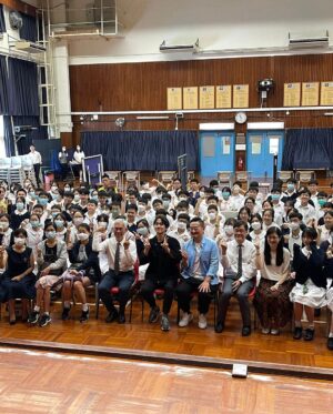 Ng Siu-Hin Instagram - 回到母校，見到師弟妹總是快樂事。

還記得七年前準備拍攝《以青春的名義》時，
23歲的我已經忘記了作為中學生的感覺。

我在母校前徘徊，希望觀察一下。
卻突然聽到一聲大叫

「吳肇軒！」

原來是我曾經的老師，
我把事情告訴她，
她把我帶到學校裏面，
一層一層地帶我看看學弟學妹。

母校一如既往的溫暖，
學弟學妹一如既往的可愛。

感謝大家支持說笑之人。

#仁愛堂田家炳中學 
#說笑之人
#圖3係我