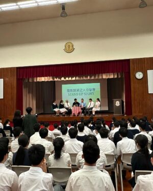 Ng Siu-Hin Instagram - 回到母校，見到師弟妹總是快樂事。

還記得七年前準備拍攝《以青春的名義》時，
23歲的我已經忘記了作為中學生的感覺。

我在母校前徘徊，希望觀察一下。
卻突然聽到一聲大叫

「吳肇軒！」

原來是我曾經的老師，
我把事情告訴她，
她把我帶到學校裏面，
一層一層地帶我看看學弟學妹。

母校一如既往的溫暖，
學弟學妹一如既往的可愛。

感謝大家支持說笑之人。

#仁愛堂田家炳中學 
#說笑之人
#圖3係我