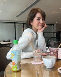 Ng Siu-Hin Instagram - 那年盛夏，我們三個⋯⋯⋯⋯🙅‍♂️ 我自己一個，綻放如花。 #foodbuddies #👩‍👩‍👦