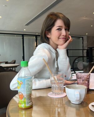 Ng Siu-Hin Instagram - 那年盛夏，我們三個⋯⋯⋯⋯🙅‍♂️

我自己一個，綻放如花。

#foodbuddies 
#👩‍👩‍👦