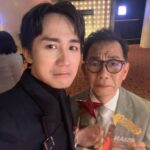 Ng Siu-Hin Instagram - 關於父子關係， 是一言難盡的。 @benbenyuen 我只記得有一次和他一起進門， 他在禮貌地等我先過， 我打了他屁股一下，說：「行啦，頂你。」 之後我呆了一呆，跟他說，：「呀，我好像真的把你當成父親去相處了。」 我們二人哈哈大笑。 #說笑之人 #socute兩父子 #在飛機上了
