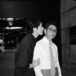 Ng Siu-Hin Instagram - 關於父子關係， 是一言難盡的。 @benbenyuen 我只記得有一次和他一起進門， 他在禮貌地等我先過， 我打了他屁股一下，說：「行啦，頂你。」 之後我呆了一呆，跟他說，：「呀，我好像真的把你當成父親去相處了。」 我們二人哈哈大笑。 #說笑之人 #socute兩父子 #在飛機上了