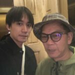Ng Siu-Hin Instagram - 關於父子關係， 是一言難盡的。 @benbenyuen 我只記得有一次和他一起進門， 他在禮貌地等我先過， 我打了他屁股一下，說：「行啦，頂你。」 之後我呆了一呆，跟他說，：「呀，我好像真的把你當成父親去相處了。」 我們二人哈哈大笑。 #說笑之人 #socute兩父子 #在飛機上了