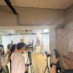 Ng Siu-Hin Instagram - 關於父子關係， 是一言難盡的。 @benbenyuen 我只記得有一次和他一起進門， 他在禮貌地等我先過， 我打了他屁股一下，說：「行啦，頂你。」 之後我呆了一呆，跟他說，：「呀，我好像真的把你當成父親去相處了。」 我們二人哈哈大笑。 #說笑之人 #socute兩父子 #在飛機上了