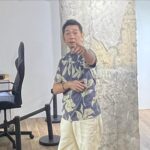 Ng Siu-Hin Instagram - 關於父子關係， 是一言難盡的。 @benbenyuen 我只記得有一次和他一起進門， 他在禮貌地等我先過， 我打了他屁股一下，說：「行啦，頂你。」 之後我呆了一呆，跟他說，：「呀，我好像真的把你當成父親去相處了。」 我們二人哈哈大笑。 #說笑之人 #socute兩父子 #在飛機上了