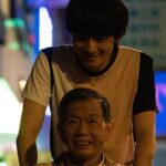 Ng Siu-Hin Instagram - 關於父子關係， 是一言難盡的。 @benbenyuen 我只記得有一次和他一起進門， 他在禮貌地等我先過， 我打了他屁股一下，說：「行啦，頂你。」 之後我呆了一呆，跟他說，：「呀，我好像真的把你當成父親去相處了。」 我們二人哈哈大笑。 #說笑之人 #socute兩父子 #在飛機上了