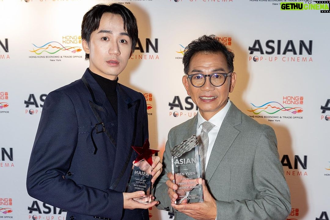 Ng Siu-Hin Instagram - 應謝 @asianpopupcinema 頒發獎項給我與 @benbenyuen 。 要感謝的人太多了。 但今天我想分享一下,影後談的一段對話。 有外國觀眾表示,她喜歡這套電影,但同時也很好奇,到底香港人對殘疾人士的態度是如何?是如戲中大多數人一樣展現愛,還是像文仔的同學( @locker_94 )一樣,充滿歧視? 我的回答是:「我當然不能代替香港人回答這個問題。 我只能發表我自己的意見。 以我的觀察,我們香港人盡全力地使自己不歧視,但總有些時候我們不懂去應對,也不懂什麼才是「不歧視」。 但也幸好我們是一個國際城市,普遍見識得比較多,即使碰上和自身不同的人,我們也比較習慣去應對,和尊重。」 她又問:「劇中那段美好的父子關係,真的會發生嗎?」 我說:「這我很難回答你,而我覺得這確實不容易。 我想起了一段經歷,我媽媽是我最愛的人,但早幾年她因癌症去世了,時間很短,從發現到離去,大概只有半年左右,根本來不及準備。 過了一段時間,我遇上一個在桌球室認識的長輩,我跟他分享了我的經歷。 他說我很幸運, 我說我怎麼會幸運, 我媽媽離開了我。 他便跟我分享了他的經歷,從他20歲開始,他的媽媽便患上了長期病患,生活便開始不能自理,他失去所有工餘時間,每天都要照顧媽媽,幫她按摩腿部。 他說他幫她按摩不是因為孝順,而是如果他不這樣做的話,他媽媽就會一直大叫,因為病患令她很是痛苦。 幾十年來他無數次想過,和他母親一起死去。 所以他認為我很幸運。 久病床前無孝子,其實不是一句貶意的句子,而是一個無可避免的悲劇。 但是在電影中,我們卻可以呈現我們希望見到的世界,這段父子關係在現實生活中,也許不容易實現,但那卻是我們說笑之人團隊,希望呈現給大家的愛。可以的話,我希望大家都生活在滿滿的愛當中。」 有些電影呈現世界是怎樣; 有些電影想像世界是怎樣; 有些電影希望世界是怎樣。 期待再次見到芝加哥的觀眾, 也期待回到香港後, 跟香港的觀眾分享 #說笑之人 。 👔:@DolceGabbana #DolceGabbana
