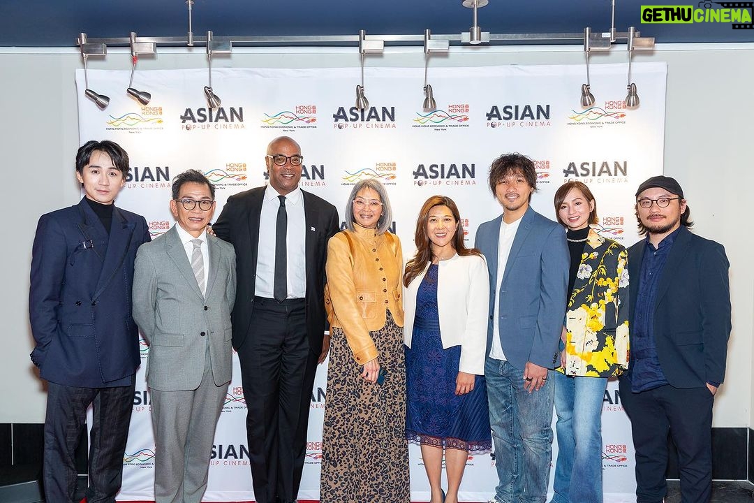 Ng Siu-Hin Instagram - 應謝 @asianpopupcinema 頒發獎項給我與 @benbenyuen 。 要感謝的人太多了。 但今天我想分享一下,影後談的一段對話。 有外國觀眾表示,她喜歡這套電影,但同時也很好奇,到底香港人對殘疾人士的態度是如何?是如戲中大多數人一樣展現愛,還是像文仔的同學( @locker_94 )一樣,充滿歧視? 我的回答是:「我當然不能代替香港人回答這個問題。 我只能發表我自己的意見。 以我的觀察,我們香港人盡全力地使自己不歧視,但總有些時候我們不懂去應對,也不懂什麼才是「不歧視」。 但也幸好我們是一個國際城市,普遍見識得比較多,即使碰上和自身不同的人,我們也比較習慣去應對,和尊重。」 她又問:「劇中那段美好的父子關係,真的會發生嗎?」 我說:「這我很難回答你,而我覺得這確實不容易。 我想起了一段經歷,我媽媽是我最愛的人,但早幾年她因癌症去世了,時間很短,從發現到離去,大概只有半年左右,根本來不及準備。 過了一段時間,我遇上一個在桌球室認識的長輩,我跟他分享了我的經歷。 他說我很幸運, 我說我怎麼會幸運, 我媽媽離開了我。 他便跟我分享了他的經歷,從他20歲開始,他的媽媽便患上了長期病患,生活便開始不能自理,他失去所有工餘時間,每天都要照顧媽媽,幫她按摩腿部。 他說他幫她按摩不是因為孝順,而是如果他不這樣做的話,他媽媽就會一直大叫,因為病患令她很是痛苦。 幾十年來他無數次想過,和他母親一起死去。 所以他認為我很幸運。 久病床前無孝子,其實不是一句貶意的句子,而是一個無可避免的悲劇。 但是在電影中,我們卻可以呈現我們希望見到的世界,這段父子關係在現實生活中,也許不容易實現,但那卻是我們說笑之人團隊,希望呈現給大家的愛。可以的話,我希望大家都生活在滿滿的愛當中。」 有些電影呈現世界是怎樣; 有些電影想像世界是怎樣; 有些電影希望世界是怎樣。 期待再次見到芝加哥的觀眾, 也期待回到香港後, 跟香港的觀眾分享 #說笑之人 。 👔:@DolceGabbana #DolceGabbana