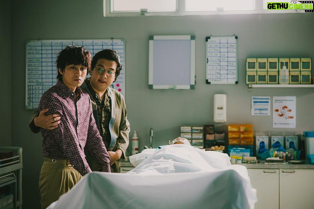 Ng Siu-Hin Instagram - 「夜校小分享」 和肥腸是好友已經不是第一天的事, 但我們合作的次數卻出奇地少。 回想上一次,可能已經是地產仔了。 和戰友一起在不同的工作上碰面, 互相印證大家的進步,是幸福的。 這不是一個宣傳post , 是我向肥腸的示愛post ❤️ 不過你推後一張相,就已經見到《夜校》優先場嘅資訊! 希望大家多多支持❤️ 出品人: #黃永峯 導演: #劉翁 監製: #柳瑩 #黃永峯 #鄧志玲 編劇:#劉翁 #簡樸川 #陳志昇 領銜主演: #張天賦 #凌文龍 #葛民輝 #詹瑞文 #郭奕芯 #李靜儀 #黃曦誼 #陳伊霖 #方泳琳 主演: #吳肇軒 #徐浩昌 #羅浩銘 #黎學勤 特別演出: #陳紫萱 友情演出: #林盛斌 #小肥 #泰山 #詹朗林 #張敬仁 #張明偉 #陳定幫 #暗網仔 #可宜 @wwfcharlie @whatasunnyday ranilau @jennytang1007 @mcheung1201 @siulungling @erickotofficial @jimchimpip @ashinaaa @heidibibe @candywong11111 @yeeeluum @lamlamjessie @siuhinng @cheongfat @superken_official @jefferylai @purplehuen @bob_lamshingbun @siufay613 @tarzancooks @jjjim @kendy_cheung @aaryncheung @clementchantb @dw_kid12 @natmit628 @wuculture @screenmediahk @vbrokers_app