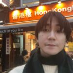 Ng Siu-Hin Instagram - ⭐️呀德食評⭐️「英國🇬🇧兩餸飯放題」 有留意我動向的朋友都知道， 我因為電影節的原故，在英國待了三四天。 在英國吃了三天的牛扒後，我已經開始想念香港的食物了。 正當我在盤算應該在唐人街進食10英鎊的乾炒牛河，還是接近20英鎊的蘭州拉麵時，我看到了這個。 「香港樓Hong Kong Buffet」 這個時候我知道，美食勇者呀德aka牙軒要出動了！ 黑椒牛肉，辣豆瓣醬炒雞，豉椒牛肉，蘑菇炒雞肉，炸魷魚圈，甜酸咕嚕雞，沙嗲雞，香辣椒鹽蝦，炸雞排，酥炸雞翼，京都排骨，炸春卷，薯餅，西蘭花，椒鹽薯仔，炸薯條，豉油王炒麵，楊州炒飯，薯圈，不知為何有兩盤薯片。 這就是香港Buffet的全部餐單！除了薯片和幾樣炸物之外，活脫脫就是一個頹飯放題！！ 先說價錢，大門口寫着14.95英鎊，最後收費連稅16.45英鎊，不包括飲料，飲料收費大概2英鎊一罐汽水。 一進門我已經發現，除了員工皆是華人面孔以外，所有客人都是外國人。 「要進來嗎？」 當員工對我說普通話時，我覺得也沒有什麼大問題，雖然香港是講廣東話，但是在外國說普通話的客人數量，必然是比廣東話多的。 因此香港樓在英國以普通話服務華人客人是無可厚非的。 「一位！」 但作為香港人，我當然要以母語廣東話回敬他。 「一位，哦。」 他也聽懂了。 我在上面寫了很多，終於來到核心的食評部份。 但大家留意，食評部份會 很短！！！ 我吃完了兩大碗的份量，希望作一個詳細的食評，基本上除了薯片和薯餅之外，我都試過了。 但他們的食物 太正常了！！ 牛肉很正常，雞肉很正常，咕嚕肉很正常！ 魷魚圈有一點不夠脆，但不算過分。 豉油王炒麵，用類似伊麵的面底有點奇怪，但味道尚可。 楊州炒飯不算沒有鑊氣，但也不算很有鑊氣，就是正正常常茶餐廳水準！ 我吃得最多的是香辣椒鹽蝦，不算香也不辣，但是肉質不錯，很正常！！ 正常得就像香港兩餸飯的水準！！！ 在我進食時，有一個看似老闆娘的人回到餐廳， 從她的普通話口音，我發現他的母語應該不是普通話，因此在最後我和她有了以下對話。 👶🏻「老闆娘，你係咪香港人呀？」 👩🏻「香港人？而家少香港人嚟呀。」 👶🏻「咁你呢？你係咪香港人？」 👩🏻「我廣州嘅。」 👶🏻「咁呢度老闆係咪香港人？」 👩🏻「係呀係呀⋯」 到最後我也沒能在香港樓中，遇到同鄉。 說實話，$160左右的價錢，在倫敦中心的餐館中，並不算貴。隨隨便便一份牛扒也要$2-300。 幫我把圖片給同行的英國朋友看時，他們也確認我已經把$160吃回本了。 如果已經移民英國的朋友，想念香港，想去嘗試一番的話，我覺得也是可以的。 你也許不會見到香港人，我也不確定那裏的老闆是不是香港人。 但是那個味道，的確是正正宗宗的香港頹飯。 P.S.最後一張圖，是我敗給了倫敦的天氣，面對突如其來的驟雨，從唐人街敗走回酒店的照片。