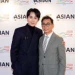 Ng Siu-Hin Instagram - 關於父子關係， 是一言難盡的。 @benbenyuen 我只記得有一次和他一起進門， 他在禮貌地等我先過， 我打了他屁股一下，說：「行啦，頂你。」 之後我呆了一呆，跟他說，：「呀，我好像真的把你當成父親去相處了。」 我們二人哈哈大笑。 #說笑之人 #socute兩父子 #在飛機上了
