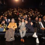 Ng Siu-Hin Instagram - 應謝 @asianpopupcinema 頒發獎項給我與 @benbenyuen 。 要感謝的人太多了。 但今天我想分享一下，影後談的一段對話。 有外國觀眾表示，她喜歡這套電影，但同時也很好奇，到底香港人對殘疾人士的態度是如何？是如戲中大多數人一樣展現愛，還是像文仔的同學（ @locker_94 ）一樣，充滿歧視？ 我的回答是：「我當然不能代替香港人回答這個問題。 我只能發表我自己的意見。 以我的觀察，我們香港人盡全力地使自己不歧視，但總有些時候我們不懂去應對，也不懂什麼才是「不歧視」。 但也幸好我們是一個國際城市，普遍見識得比較多，即使碰上和自身不同的人，我們也比較習慣去應對，和尊重。」 她又問：「劇中那段美好的父子關係，真的會發生嗎？」 我說：「這我很難回答你，而我覺得這確實不容易。 我想起了一段經歷，我媽媽是我最愛的人，但早幾年她因癌症去世了，時間很短，從發現到離去，大概只有半年左右，根本來不及準備。 過了一段時間，我遇上一個在桌球室認識的長輩，我跟他分享了我的經歷。 他說我很幸運， 我說我怎麼會幸運， 我媽媽離開了我。 他便跟我分享了他的經歷，從他20歲開始，他的媽媽便患上了長期病患，生活便開始不能自理，他失去所有工餘時間，每天都要照顧媽媽，幫她按摩腿部。 他說他幫她按摩不是因為孝順，而是如果他不這樣做的話，他媽媽就會一直大叫，因為病患令她很是痛苦。 幾十年來他無數次想過，和他母親一起死去。 所以他認為我很幸運。 久病床前無孝子，其實不是一句貶意的句子，而是一個無可避免的悲劇。 但是在電影中，我們卻可以呈現我們希望見到的世界，這段父子關係在現實生活中，也許不容易實現，但那卻是我們說笑之人團隊，希望呈現給大家的愛。可以的話，我希望大家都生活在滿滿的愛當中。」 有些電影呈現世界是怎樣； 有些電影想像世界是怎樣； 有些電影希望世界是怎樣。 期待再次見到芝加哥的觀眾， 也期待回到香港後， 跟香港的觀眾分享 #說笑之人 。 👔：@DolceGabbana #DolceGabbana