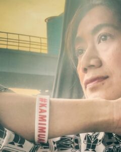 Nia Dinata Instagram - Kami Muak! Muak dengan tingkah polah manusia serakah, gila kuasa, dan semua tingkah polah manusia yang menghalalkan segala cara. Absolute power corrupts absolutely. Thank you for keeping this bracelet for me my dear mbak @sitasupomo 💪🏼 proud to wear it in mad Jakarta traffic #kamimuak #pemilu2024 #braceletoftheday