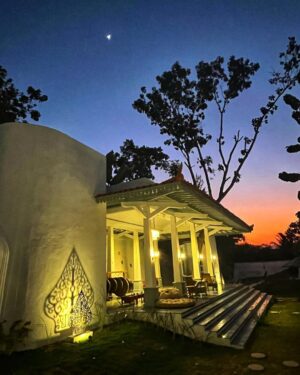 Nia Dinata Instagram - Feeling close to the sky and appreciate its beauty; quieting my busy mind is a necessity🙏🏼 Berbagai gradasi warna langit, sebelum dan sesudah terbenamnya matahari. Kali ini menikmati langit dan obrolan nya bersama Ugyen✨ #skygazing #skyphotography #appreciation #noeditneeded #niamaste
