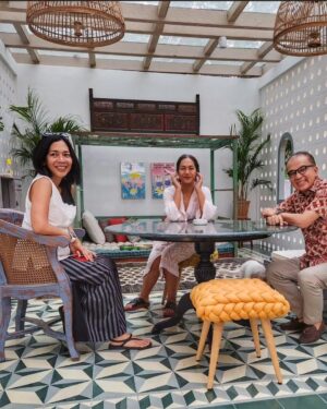 Nia Dinata Instagram - Matur Nuwun mbak @dewi.t.yahya & mas @tantowiyahyaofficial sudah mampir di kediaman Jogja kami dari sore sampai matahari terbenam dan lanjut obrolan kita sambil menikmati bulan sabit di langit Bangunjiwo. 
Sebagai sesama Fellow @eisenhowerfellowships yang sudah begitu lama tidak ngobrol panjang, bincang bincang ini seperti berkah buat ku. Kalau dengan mbak Dewi lebih sering jumpa karena kesukaan kita mirip..seputar yoga-meditasi dan makan enak😄 semoga terulang leyeh leyeh sore kita ini, di Jogja, Bali atau Jakarta pun🙏🏼 #friendship #eisenhower #fellowship