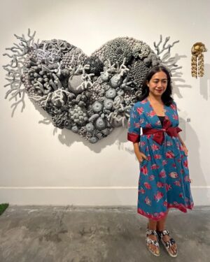 Nia Dinata Instagram - Always Love Crochet Art🫶🏽 tiga kali mengunjungi dan menikmati karya @mangmoel ini di @omahbudoyo_official & menatapi setiap interlock & loopingan benang benangnya, apalagi terbuat dari benang benang daur ulang, kagum! Baru ngeh kalau karya penuh hayati dalam laut ini nyambung dengan baju batik Lasem ku, bercorak ikan juga🐠🐟🐠#crochetart #crochetartist #indonesianart #ocean #underthesea
