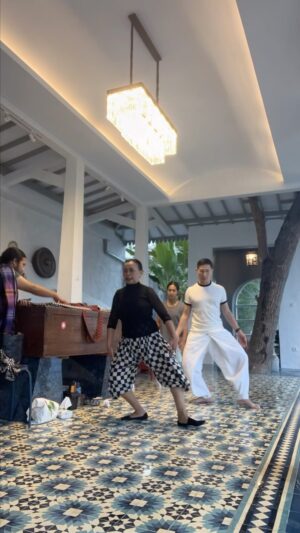 Nia Dinata Instagram - Akhir pekan membereskan ruang baru. Walaupun belum tuntas  penyelesaian & penataannya, kita test dulu untuk latihan tari Jawa khusus tokoh laki, laki. Protagonis & Antagonis, Bima & Buto, semoga bermanfaat untuk menyelaraskan Sukma Jiwa Raga Budaya🙏🏼
Terimakasin mbak @uniyutta sudah sabar mengajarkan aku dan sahabat sahabat dari jauh, tidak hanya gerakan, tapi arti, tujuan gerkakan dimaknai dengan dalam. Mendak, inset, bikin kaki kuat ✨💪🏼 #mandorlyfe #tarijawa
