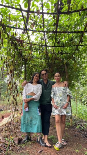 Nia Dinata Instagram - Welcoming July in gratittude✨ Setengah dari tahun 2023 sudah kita lalui, semua turun naik kehidupan disyukuri🙏🏼 Terutama ketika bisa kumpul di kebun sayuran @budidaya.jkt di belakang rumah kami bersama teman sejak SMA, @gladys_suwandhi @iamiwanbagus belajar ngulek sambel karena memang dari dulu aku nggak pernah bisa, ya udah terima aja. Senang lihat evolusi teman teman ku ini, sepantaran ya kita umur 53, tapi tetap ‘grow with the flow’. Yang mau nonton video full ada di Youtube channelnya Gladys💃🏻pokoknya masak di kebun sayur, ujan ujanan, no filter, only natural light..tp pas aja sisa sisa cahaya matahari habis ujan ternyata lumayan mencerahkan kulit oma oma dan satu opa ini😃 yang mau makan farm to table, beli hasil panen, tinggal ke IG @budidaya.jkt ya, berkenalan dengan alam🙏🏼 #celebratingfriendship #backtonature #farmtotable