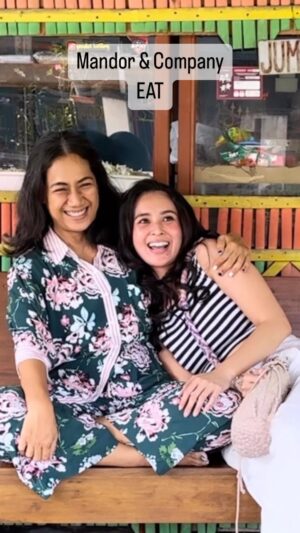 Nia Dinata Instagram - One OF The Best Brunch In Jogjakarta is Soto Bloon. Sebagai mandor aku harus banyak makan (padahal biasanya juga banyak makan💃🏻) dan tambah enak kalau ditemenin makannya sama si Ayyyy..bening gurih dengan tempe bacem dan teman teman, dan dessert nya si mendut dibungkus daun pisang. Habis itu, tambah semangat jadi mandor.. Bikin daftar pekerjaan yang masih progress kayak bikin shooting break down, bikin jadwal tukang kayak bikin call sheet. Bahagia rasanya mulai pada terbiasa dengan mandor style ala film production🥂 #niamaste #sotoayam #bestkeptsecret #yogyakartafood #mandorlyfe