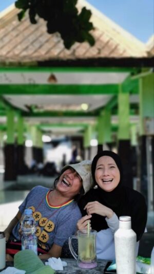 Nia Dinata Instagram - Introducing Pasar Ngasem, my favorite traditional market in Jogja, to @mincrut 🌸 pokoknya belel aja kalo di Jogja sama aku, ngga mandi, makan di passr, minum wedangan, jadi mandor bangunan disiang bolong sampai matahari mulai tenggelam. Yang penting hati tenteram perut kenyang. #pasarngasem #traditionalmarket #wedangan
