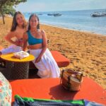 Nia Dinata Instagram - We lift each other up, always. Sahabat rasa keluarga, sepupu rasa adik sendiri, cucu keponakan rasa cucu sendiri, meresapi oksigen Sanur, air laut dan pasirnya sampai masuk mata, dinikmati semua mumpung masih bisa memilih untuk jauh dari bisingnya aneka turis turis Bali yang akhir akhir ini sering lupa diri. Semoga akhir pekan ini menyehatkan kita semua🙏🏼 #whatliftsyou #sanur #oldbali #niamaste