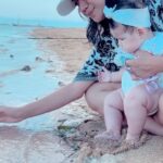 Nia Dinata Instagram - We are on a special mission in Bali! Baby sitting Kaia and let her mom relax for a while🌸#missionpossible #babysitting #beachbaby Semoga terhibut di hari Jumat, nonton perjumpaan kita pertama kali dengan Baby Kaia, pintar sekali, berani dan chill, tenang..gemesssss. Pertama kali juga seumur hidup aku naik motor di Bali, dipaksa si Pumba! Ternyata aman sentausa dan mission accomplished💓