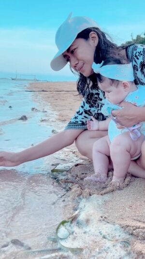 Nia Dinata Instagram - We are on a special mission in Bali! Baby sitting Kaia and let her mom relax for a while🌸#missionpossible #babysitting #beachbaby 

Semoga terhibut di hari Jumat, nonton perjumpaan kita pertama kali dengan Baby Kaia, pintar sekali, berani dan chill, tenang..gemesssss. Pertama kali juga seumur hidup aku naik motor di Bali, dipaksa si Pumba! Ternyata aman sentausa dan mission accomplished💓