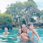 Nia Dinata Instagram - Walking on Bali Sunshine with our little miss sunshine Uma💓 Oma oma paling bahagia ngangon cucu begini! Ikut nyemplung, main pasir, kecipuk ombak, mandi matahari🌞🌞🌞 #baligrandmas #balivibes #littlemisssunshine