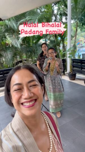 Nia Dinata Instagram - Halal Bihalal Padang Family Anthem: Kampuang Nan Jauh Di Mato #eidmubarak #lebaranday4