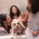 Nia Dinata Instagram - Home is love and happiness is menanti para mbak andalan ku kembali dari kampung halamannya. Mandiin Quarantini dan Lala terheboh dengan abang abang. Lalu dandanin cantik mereka dengan asesoris pita pita baru, yang hanya bertahan 30 menit, setelah itu mereka kembali tomboy #lovepost