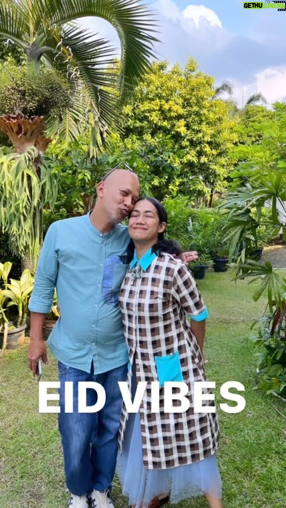 Nia Dinata Instagram - EID VIBES, setiap kita difoto berdua, pasti bercanda, mohon maaf lahir batin untuk semua mahluk #eidmubarak #eidhugs #familygathering #peaceandlove