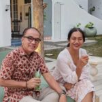 Nia Dinata Instagram - Matur Nuwun mbak @dewi.t.yahya & mas @tantowiyahyaofficial sudah mampir di kediaman Jogja kami dari sore sampai matahari terbenam dan lanjut obrolan kita sambil menikmati bulan sabit di langit Bangunjiwo. Sebagai sesama Fellow @eisenhowerfellowships yang sudah begitu lama tidak ngobrol panjang, bincang bincang ini seperti berkah buat ku. Kalau dengan mbak Dewi lebih sering jumpa karena kesukaan kita mirip..seputar yoga-meditasi dan makan enak😄 semoga terulang leyeh leyeh sore kita ini, di Jogja, Bali atau Jakarta pun🙏🏼 #friendship #eisenhower #fellowship