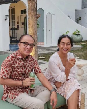 Nia Dinata Instagram - Matur Nuwun mbak @dewi.t.yahya & mas @tantowiyahyaofficial sudah mampir di kediaman Jogja kami dari sore sampai matahari terbenam dan lanjut obrolan kita sambil menikmati bulan sabit di langit Bangunjiwo. 
Sebagai sesama Fellow @eisenhowerfellowships yang sudah begitu lama tidak ngobrol panjang, bincang bincang ini seperti berkah buat ku. Kalau dengan mbak Dewi lebih sering jumpa karena kesukaan kita mirip..seputar yoga-meditasi dan makan enak😄 semoga terulang leyeh leyeh sore kita ini, di Jogja, Bali atau Jakarta pun🙏🏼 #friendship #eisenhower #fellowship