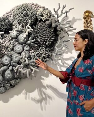 Nia Dinata Instagram - Always Love Crochet Art🫶🏽 tiga kali mengunjungi dan menikmati karya @mangmoel ini di @omahbudoyo_official & menatapi setiap interlock & loopingan benang benangnya, apalagi terbuat dari benang benang daur ulang, kagum! Baru ngeh kalau karya penuh hayati dalam laut ini nyambung dengan baju batik Lasem ku, bercorak ikan juga🐠🐟🐠#crochetart #crochetartist #indonesianart #ocean #underthesea