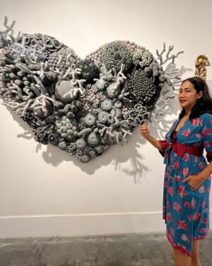 Nia Dinata Instagram - Always Love Crochet Art🫶🏽 tiga kali mengunjungi dan menikmati karya @mangmoel ini di @omahbudoyo_official & menatapi setiap interlock & loopingan benang benangnya, apalagi terbuat dari benang benang daur ulang, kagum! Baru ngeh kalau karya penuh hayati dalam laut ini nyambung dengan baju batik Lasem ku, bercorak ikan juga🐠🐟🐠#crochetart #crochetartist #indonesianart #ocean #underthesea
