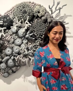 Nia Dinata Instagram - Always Love Crochet Art🫶🏽 tiga kali mengunjungi dan menikmati karya @mangmoel ini di @omahbudoyo_official & menatapi setiap interlock & loopingan benang benangnya, apalagi terbuat dari benang benang daur ulang, kagum! Baru ngeh kalau karya penuh hayati dalam laut ini nyambung dengan baju batik Lasem ku, bercorak ikan juga🐠🐟🐠#crochetart #crochetartist #indonesianart #ocean #underthesea