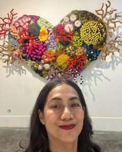 Nia Dinata Instagram - Always Love Crochet Art🫶🏽 tiga kali mengunjungi dan menikmati karya @mangmoel ini di @omahbudoyo_official & menatapi setiap interlock & loopingan benang benangnya, apalagi terbuat dari benang benang daur ulang, kagum! Baru ngeh kalau karya penuh hayati dalam laut ini nyambung dengan baju batik Lasem ku, bercorak ikan juga🐠🐟🐠#crochetart #crochetartist #indonesianart #ocean #underthesea
