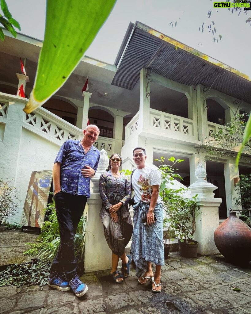Nia Dinata Instagram - My version of daily kebaya and batik sarong ensemble🩵🤍💙 comfortable, no fuss, no make-up. Senang sekali mengenalkan batik indigo Jawa ke teman-teman dan ruang bersejarah ini penuh pohon pohon, indah, dengan sumbangsih oksigennya untuk kami yang berkunjung, padahal pas di pusat kota Yogyakarta. #kebayakutubaru #kebayaindonesia #batikindigo @galeribatikjawaindigo