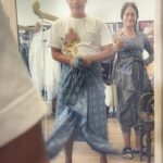Nia Dinata Instagram - My version of daily kebaya and batik sarong ensemble🩵🤍💙 comfortable, no fuss, no make-up. Senang sekali mengenalkan batik indigo Jawa ke teman-teman dan ruang bersejarah ini penuh pohon pohon, indah, dengan sumbangsih oksigennya untuk kami yang berkunjung, padahal pas di pusat kota Yogyakarta. #kebayakutubaru #kebayaindonesia #batikindigo @galeribatikjawaindigo