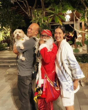 Nia Dinata Instagram - Christmast at the Temple..with Javanese Santa❤️💚 and Quarantini is a bit affraid of mbah Santa🙏🏼🌲sending love from Jogja to all over😇🙏🏼 #christmas2023 #loveandlight #mbahsanta #niamaste