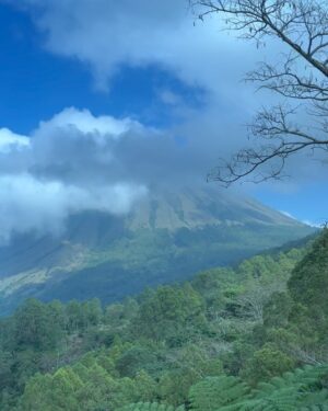 Nia Dinata Instagram - Rejoicing the beautiful mount Inerie (Mother Mountain)of Bajawa✨Flores, terutama Bajawa, dari dulu selalu punya tempat khusus di hati ku. Orang lokalnya begitu tulus dan hangat. Bahagia merasakan komunitas lokal membangun, memelihara penginapan dan restorannya yang super otentik💓 @manulalujungle bangga tinggal di sini #bukanendorse #bestkeptsecret #bajawaflores #supportlocal oh ya..suka sekali dgn hoodies dan joggerpants baru dari @lekatdua @lekatofficial juga bukan endorse, tapi sayang adik sepupu  #sisterhood
