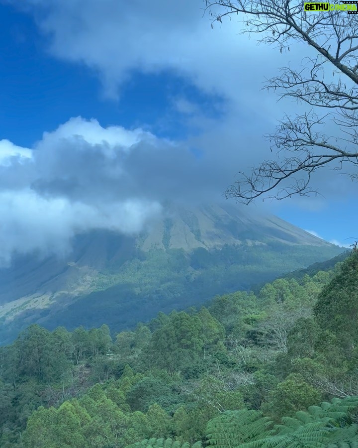 Nia Dinata Instagram - Rejoicing the beautiful mount Inerie (Mother Mountain)of Bajawa✨Flores, terutama Bajawa, dari dulu selalu punya tempat khusus di hati ku. Orang lokalnya begitu tulus dan hangat. Bahagia merasakan komunitas lokal membangun, memelihara penginapan dan restorannya yang super otentik💓 @manulalujungle bangga tinggal di sini #bukanendorse #bestkeptsecret #bajawaflores #supportlocal oh ya..suka sekali dgn hoodies dan joggerpants baru dari @lekatdua @lekatofficial juga bukan endorse, tapi sayang adik sepupu #sisterhood