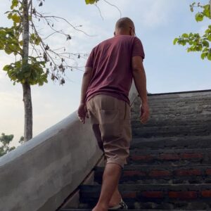 Nia Dinata Instagram - Old Couple Therapy! Pull Ups sebisanya di kolam menghindari keseleo, ngecek kiriman barang dari Jakarta ke Jogja udah sampe mana,seharian inspeksi progress pembangunan, termasuk lantai-lantai yang motifnya ku karang sendiri, sampai sempet pusing sendiri. Tapi seru, pokoknya semakin tua kita harus selalu sibuk dengan tantangan baru. Team work all the way! #oldcouple #buildtogether #jogjaistimewa