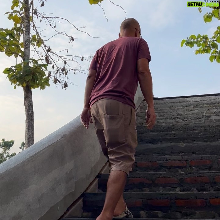 Nia Dinata Instagram - Old Couple Therapy! Pull Ups sebisanya di kolam menghindari keseleo, ngecek kiriman barang dari Jakarta ke Jogja udah sampe mana,seharian inspeksi progress pembangunan, termasuk lantai-lantai yang motifnya ku karang sendiri, sampai sempet pusing sendiri. Tapi seru, pokoknya semakin tua kita harus selalu sibuk dengan tantangan baru. Team work all the way! #oldcouple #buildtogether #jogjaistimewa