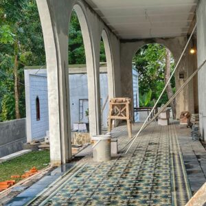 Nia Dinata Instagram - Old Couple Therapy! Pull Ups sebisanya di kolam menghindari keseleo, ngecek kiriman barang dari Jakarta ke Jogja udah sampe mana,seharian inspeksi progress pembangunan, termasuk lantai-lantai yang motifnya ku karang sendiri, sampai sempet pusing sendiri. Tapi seru, pokoknya semakin tua kita harus selalu sibuk dengan tantangan baru. Team work all the way! #oldcouple #buildtogether #jogjaistimewa
