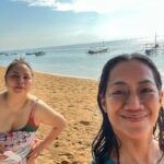 Nia Dinata Instagram - We lift each other up, always. Sahabat rasa keluarga, sepupu rasa adik sendiri, cucu keponakan rasa cucu sendiri, meresapi oksigen Sanur, air laut dan pasirnya sampai masuk mata, dinikmati semua mumpung masih bisa memilih untuk jauh dari bisingnya aneka turis turis Bali yang akhir akhir ini sering lupa diri. Semoga akhir pekan ini menyehatkan kita semua🙏🏼 #whatliftsyou #sanur #oldbali #niamaste